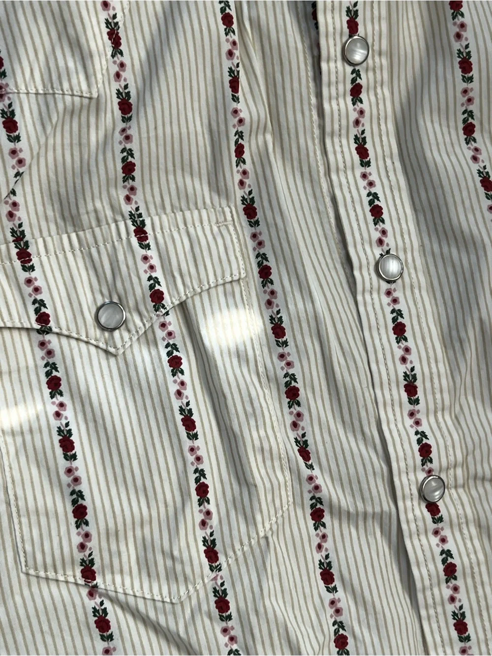 Levi's White Button-Down Shirt with Red Stripe Detail. J17